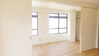 那覇市アパート 壁紙を清潔感のある白に統一 床の張替も行なってまるで新しい部屋みたい 沖縄壁紙 Com
