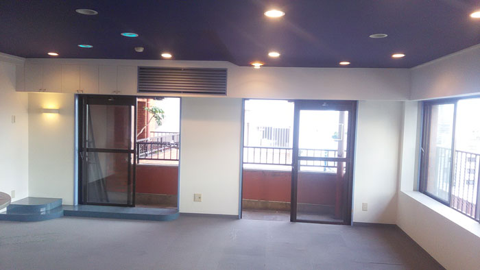 那覇市 花柄のアクセントクロスでお部屋が一気にリゾートっぽく華やかに 沖縄壁紙 Com